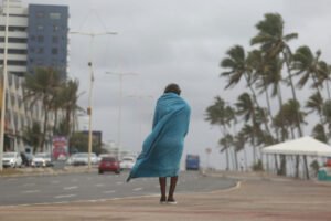 Frente fria traz ventos de 70 km/h e queda brusca de temperatura na Bahia