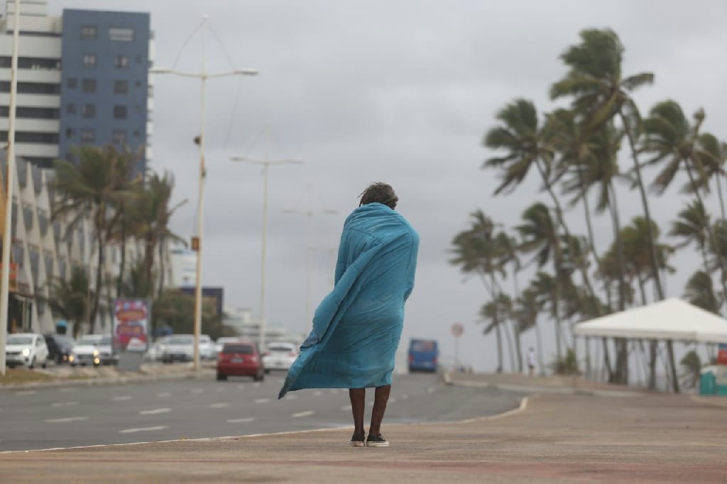 Frente fria traz ventos de 70 km/h e queda brusca de temperatura na Bahia