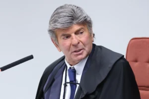 Fux anula decisão de Dino e restabelece ordens do TSE sobre postagens