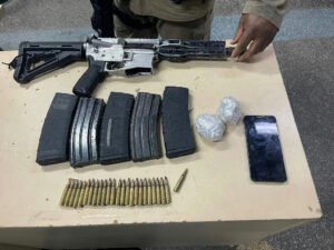 Fuzil e drogas são apreendidos em operação policial contra facção na Bahia