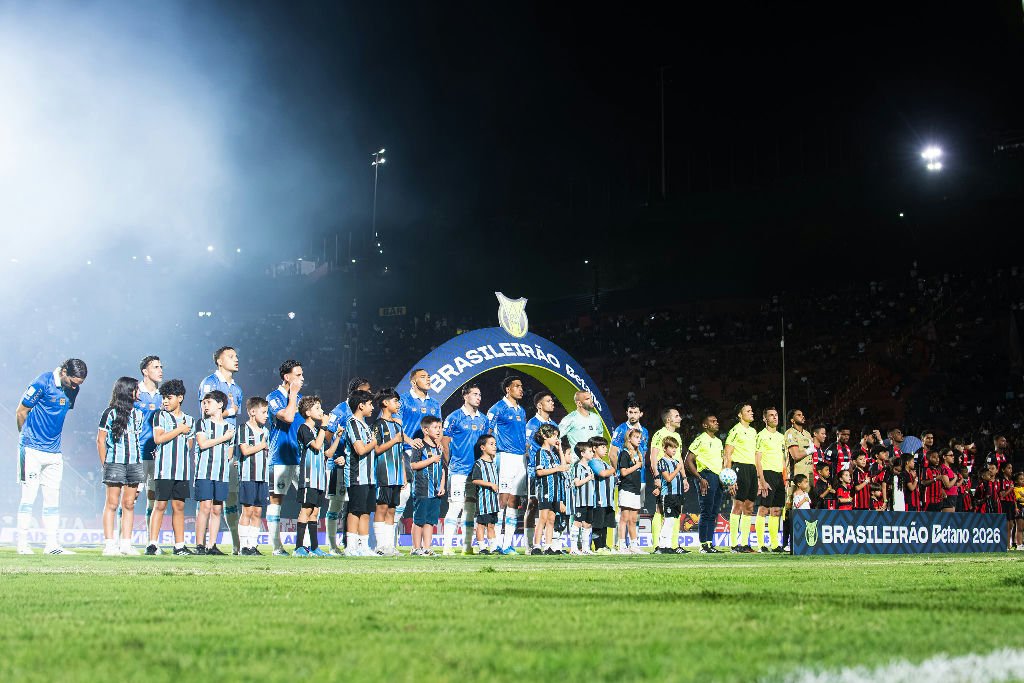 Goleiro do Grêmio aponta falha em iluminação do Barradão após mal-estar em campo