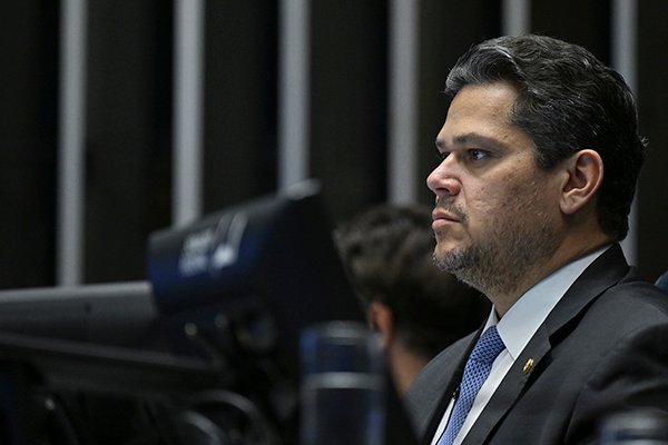 Governo evita confronto com Alcolumbre sobre PEC que propõe o fim da escala 6x1