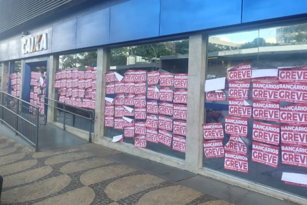 Greve dos bancários da Caixa segue por tempo indeterminado após rejeição de proposta