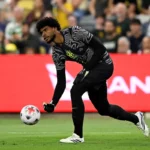 Hugo Souza enfrenta...