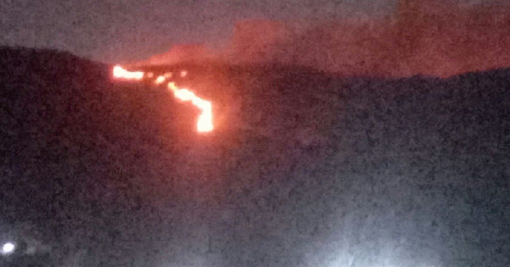 Incêndio florestal consome vegetação entre Caém e Jacobina e mobiliza bombeiros há cinco dias