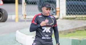 Jair Ventura permanece no comando do Vitória durante pausa do Brasileirão