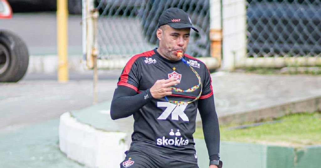 Jair Ventura permanece no comando do Vitória durante pausa do Brasileirão