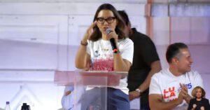Janja associa Flávio Bolsonaro a Daniel Vorcaro em comício em Maceió