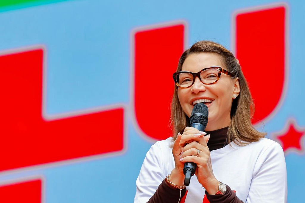 Janja ganha destaque em ato político ao lado de Lula em Curitiba