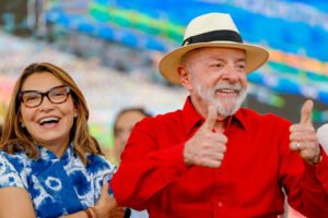 Janja intervém após apoiadora segurar presidente Lula durante ato no Ceará