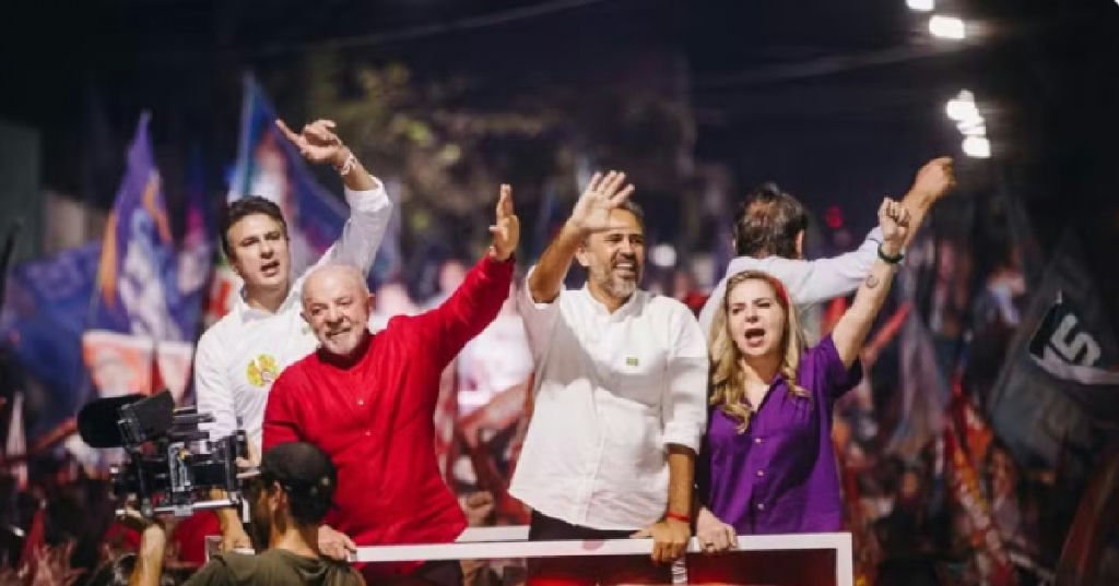 Janja intervém em abraço de apoiadora durante ato de campanha de Lula no Ceará