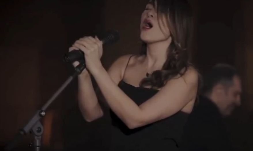 Justiça iraniana mantém pena de 74 chibatadas e proíbe cantora de sair do país por vídeo sem véu