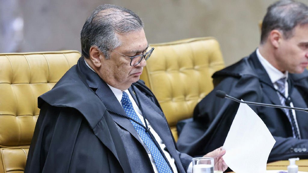 Justiça veta saída de Mario Frias e outros 28 investigados do país por ordem de Flávio Dino
