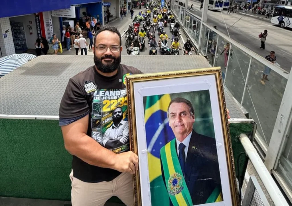 Leandro de Jesus desafia Justiça Eleitoral ao manter quadro de Bolsonaro em campanha