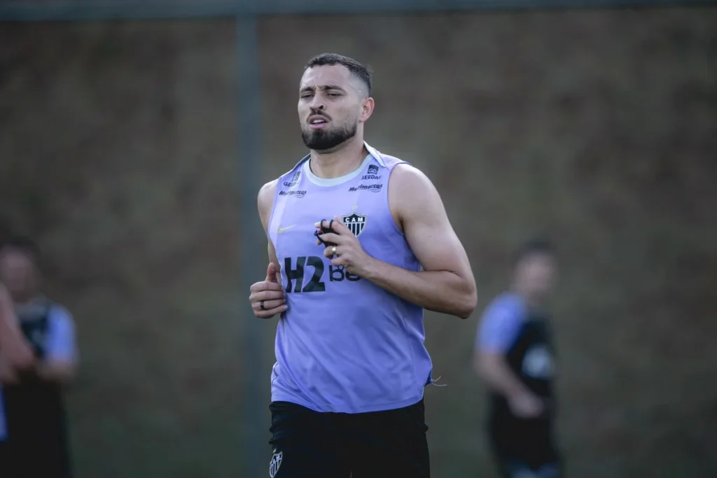Léo Duarte recebe alta médica e reforça elenco do Atlético-mg