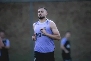 Léo Duarte recebe alta médica e reforça elenco do Atlético-mg