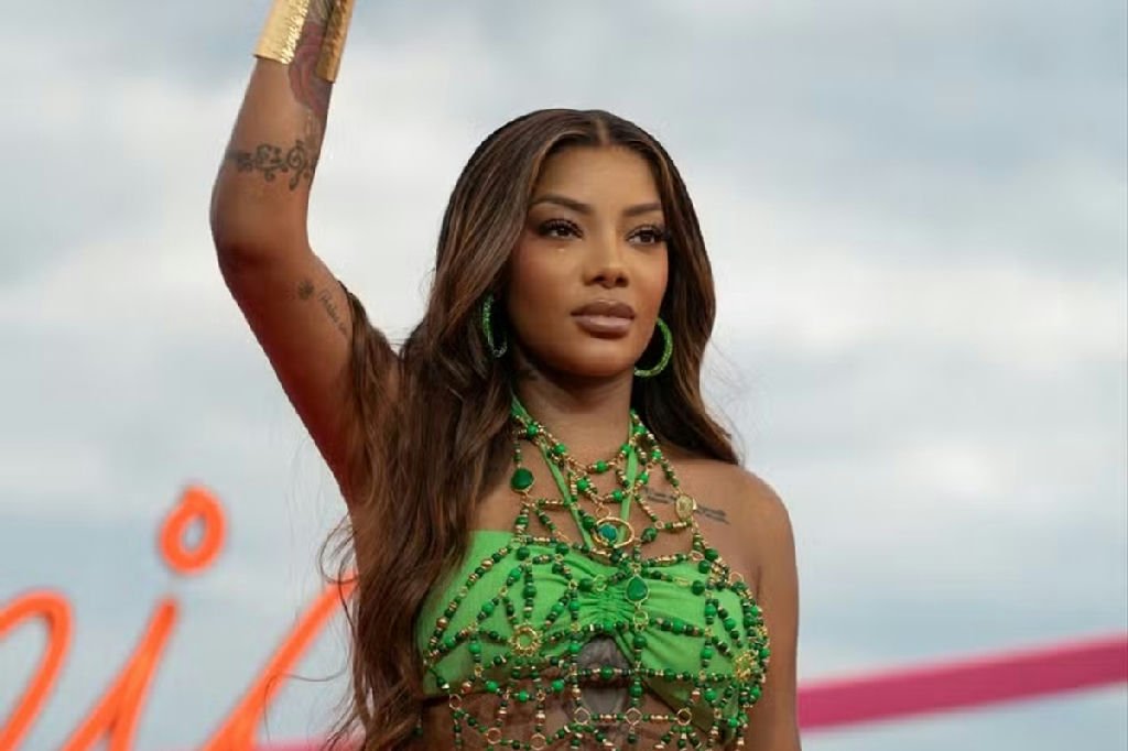Ludmilla aciona a Justiça contra a Latam após cancelamento de voo internacional