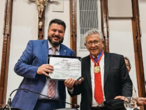 Luiz Caetano recebe Comenda 2 de Julho em sessão solene na Assembleia Legislativa da Bahia