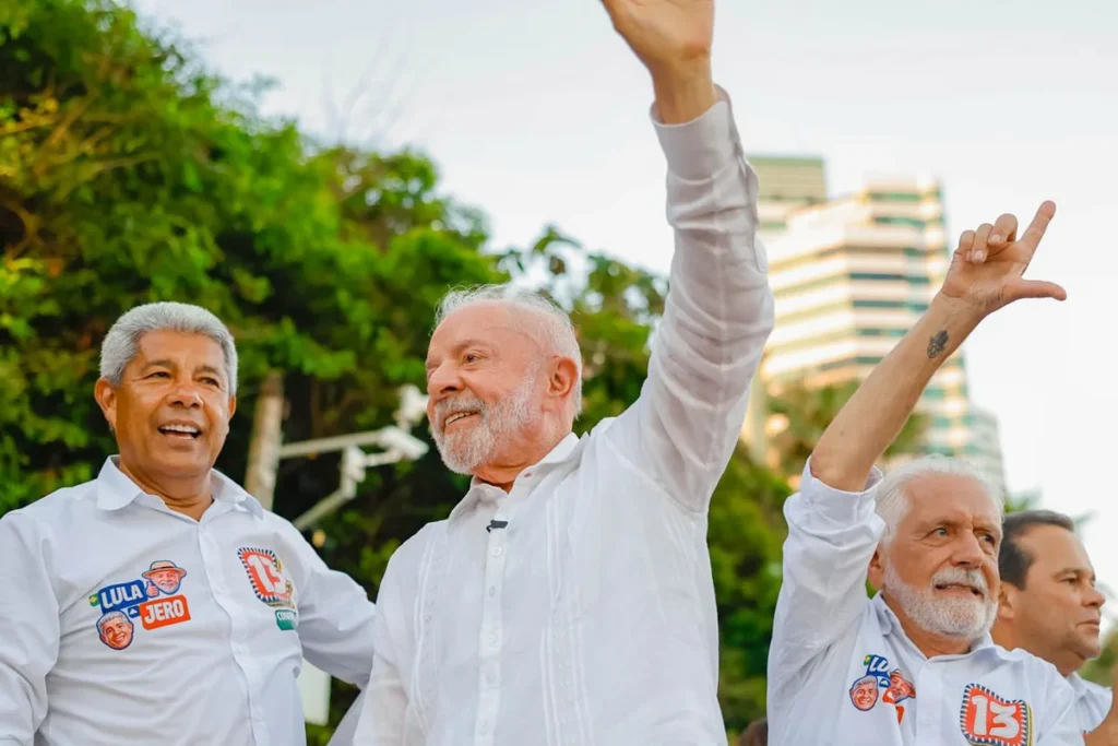 Lula critica ACM Neto e Flávio Bolsonaro em comício com 200 mil pessoas na Bahia