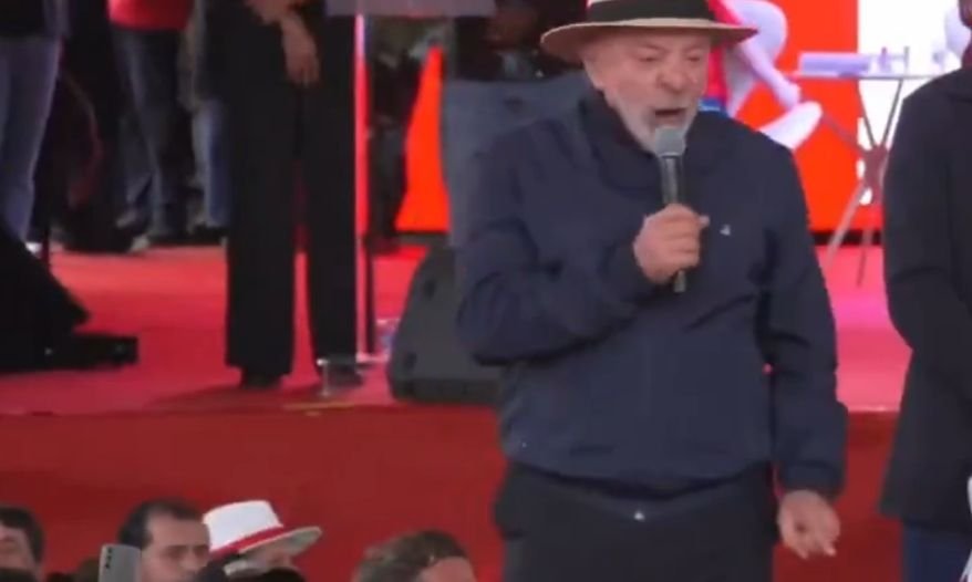 Lula defende permanência de Bolsonaro na prisão durante evento em Florianópolis