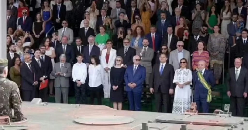 Lula marca presença no desfile de 7 de Setembro em Brasília com autoridades