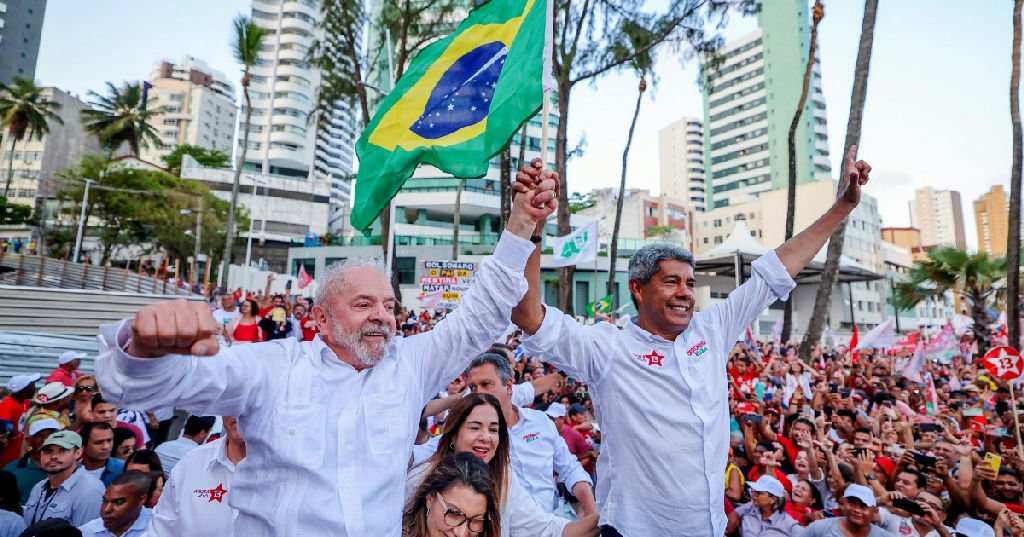 Lula reforça campanha na Bahia com caminhada entre Ondina e Barra