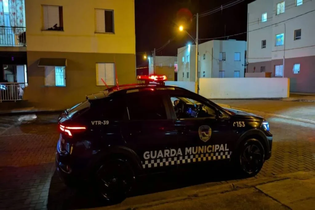 Mãe é presa em Botucatu por abandonar filhos com idoso de 79 anos