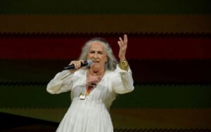 Maria Bethânia declara apoio à reeleição de Lula durante festival em São Paulo