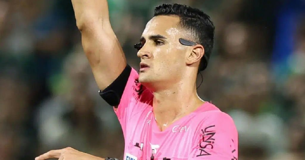 Matheus Delgado Candançan apita duelo entre Vitória e Cruzeiro no Barradão