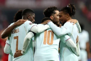 Mbappé decide e França supera Turquia na estreia de Zidane