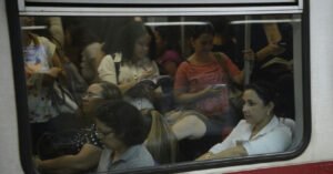 Medo da violência impacta rotina e escolhas profissionais de 78% das mulheres brasileiras