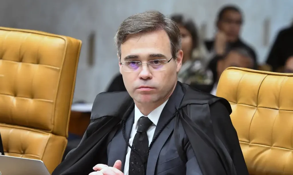 Mendonça determina remoção de vídeo com IA que simula prisão de Flávio Bolsonaro