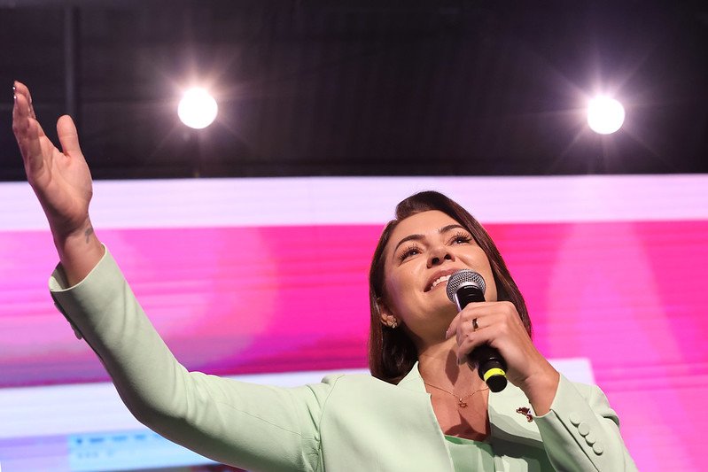 Michelle Bolsonaro lidera corrida ao Senado no Distrito Federal segundo pesquisa