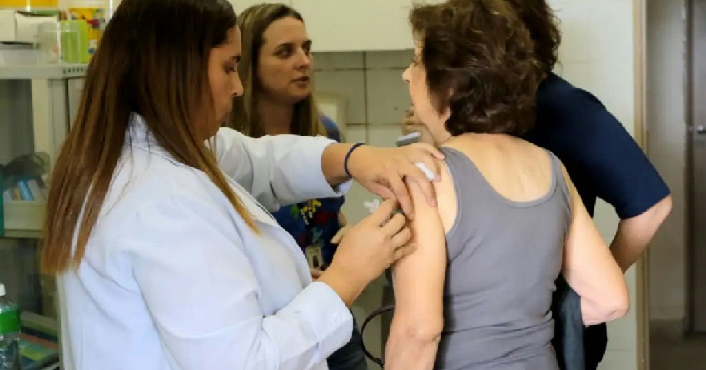 Ministério da Saúde amplia vacinação com Pneumo20 para idosos acima de 85 anos
