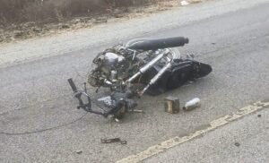 Motocicleta é partida ao meio após colisão violenta na Br-324
