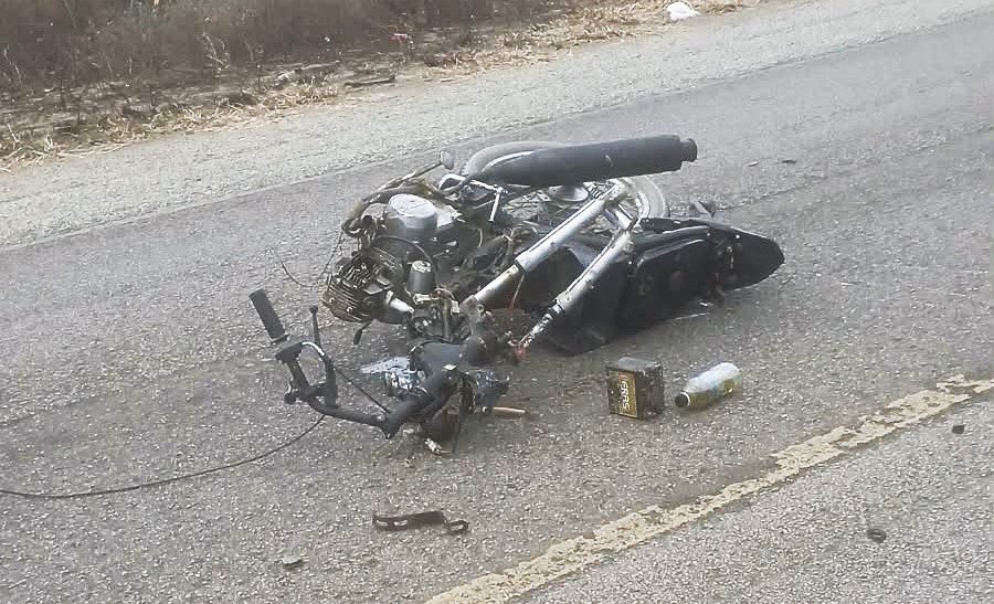 Motocicleta é partida ao meio após colisão violenta na Br-324