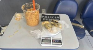 Mulher é presa ao tentar entrar com drogas escondidas em estrogonofe em presídio baiano