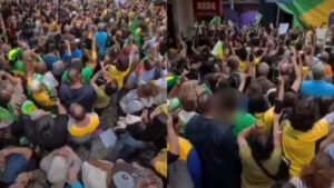 Mulheres denunciam importunação sexual em ato político de Flávio Bolsonaro em Minas Gerais