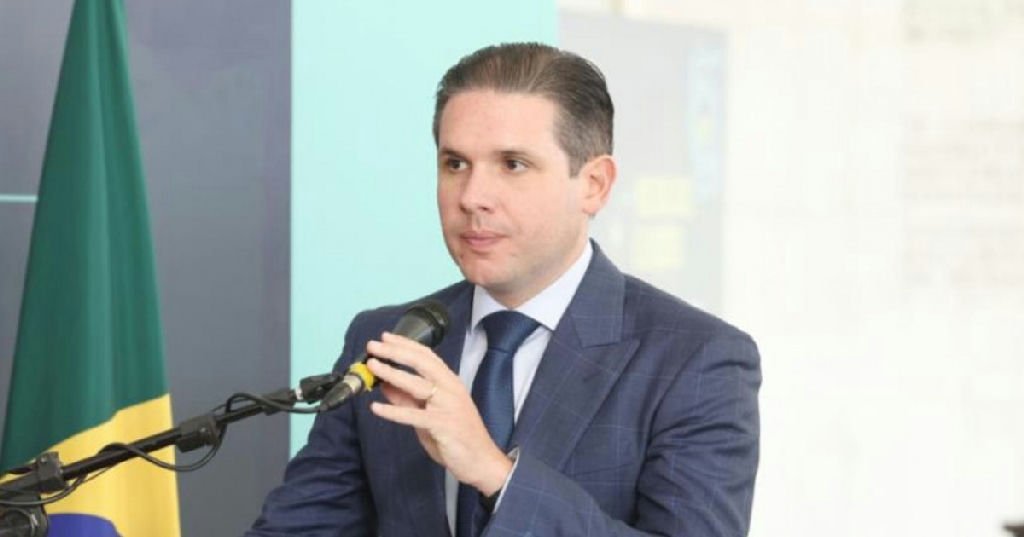 Negociação imobiliária de R$ 45 milhões liga Hugo Motta ao proprietário do Banco Master