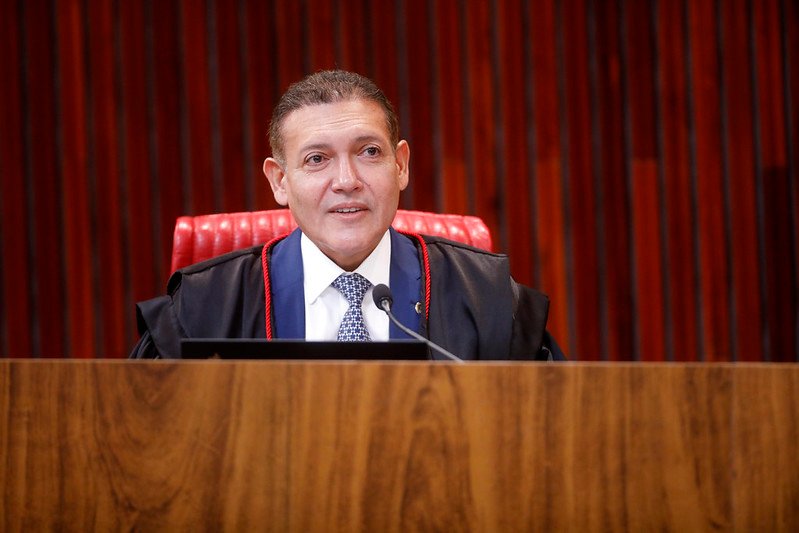 Nunes Marques ordena que Eduardo Bolsonaro apague publicações com ataques às urnas eletrônicas
