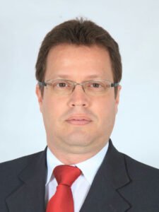 O vácuo jurídico que blinda o dolo processual sob a gratuidade de justiça