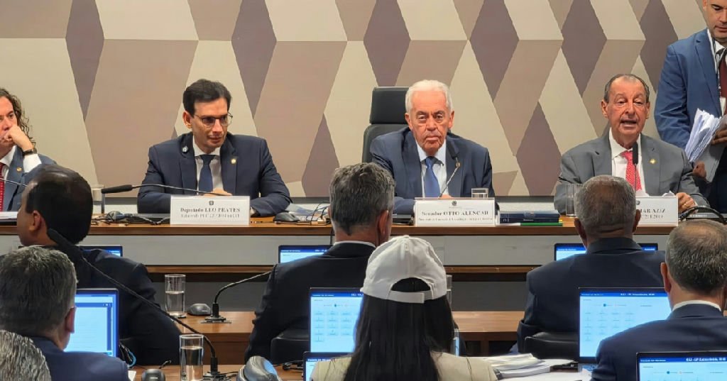 Omar Aziz defende aprovação de PEC que reduz jornada de trabalho e rejeita emendas na CCJ