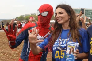 Paula Belmonte defende modernização do SUS e proximidade com a população no 7 de Setembro