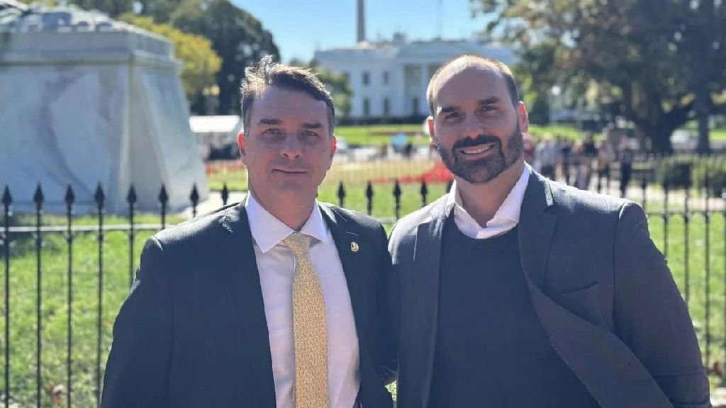 PF identifica mensagens de Flávio e Eduardo Bolsonaro sobre reunião com banqueiro
