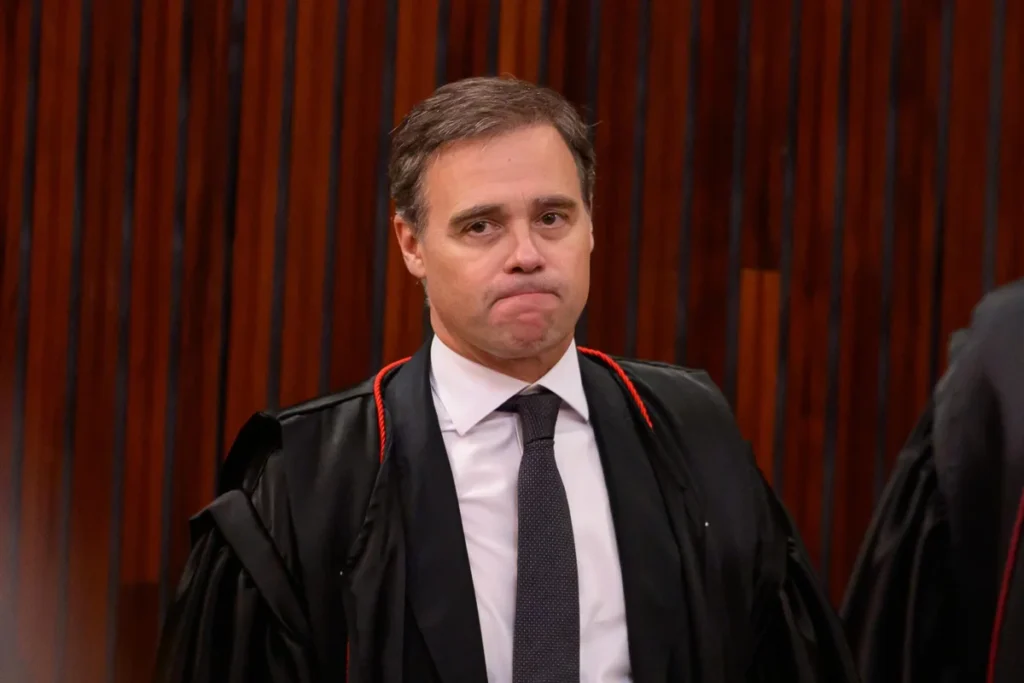 PGR analisa pedido de quebra de sigilo contra instituto ligado a André Mendonça