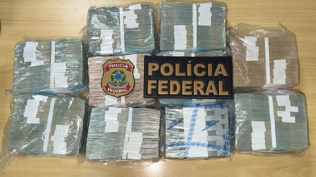 Polícia Federal apreende R$ 1 milhão em espécie e arma em Manaus