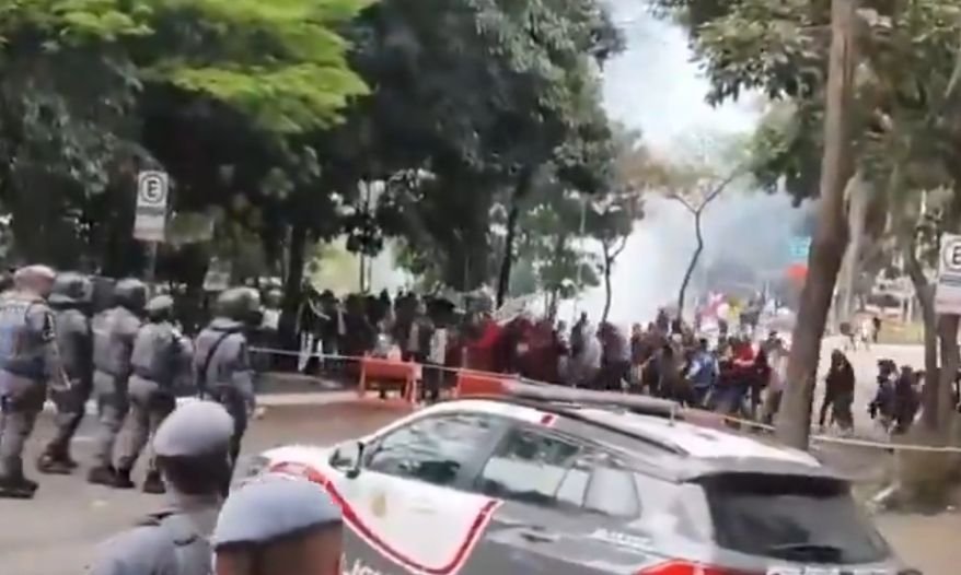 Polícia Militar dispersa grupo de esquerda em ato próximo à Avenida Paulista