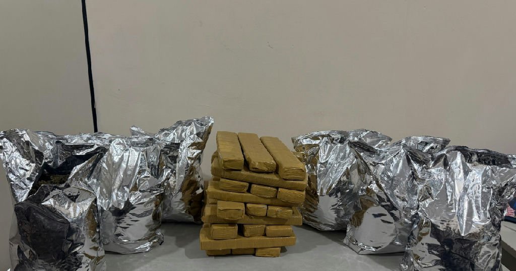Polícia Militar prende suspeito de tráfico com grande quantidade de drogas em Salvador