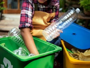 Projeto de lei propõe descontos em contas de luz e água para quem reciclar lixo