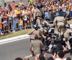 Queda de policiais militares durante desfile de 7 de Setembro na Bahia viraliza